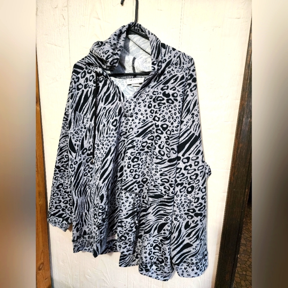 C.D. Daniels Women's Pullover Hooded Shirt